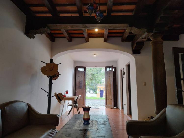 Se vende casa en residencial cercano a Antigua G.