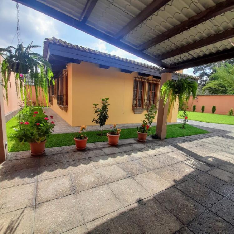 Casa de un nivel con jardin en casco de  Antigua gt