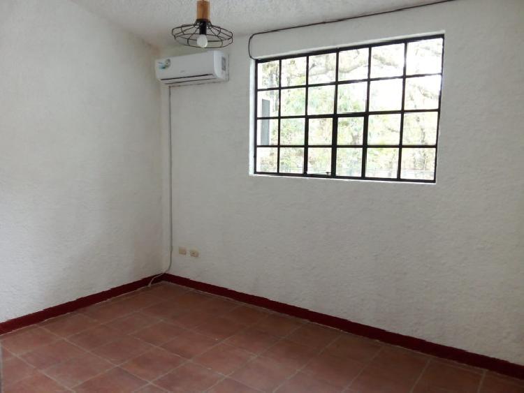 Amplia Casa en Venta en Las Hojarascas, Mixco