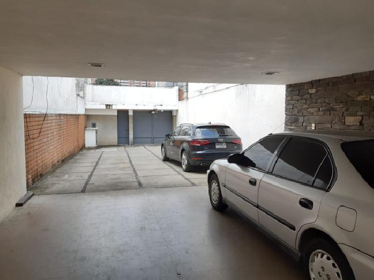 Amplio terreno en venta con construcción para demoler