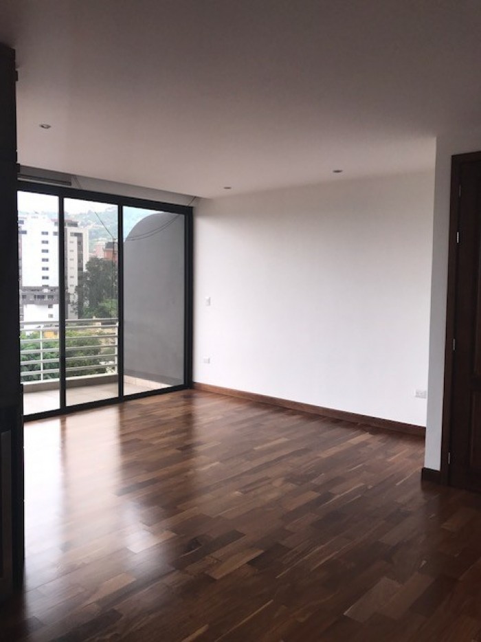 Apartamento en renta en edificio de zona 15