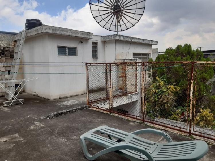 Amplio terreno en venta con construcción para demoler