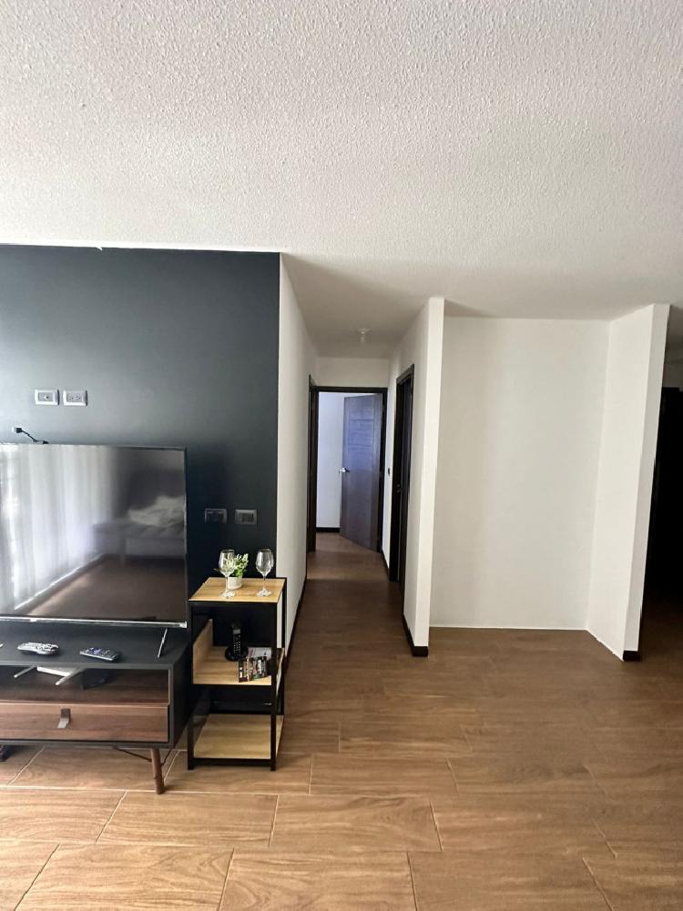 Apartamento en renta semi amueblado zona 11 2 hab