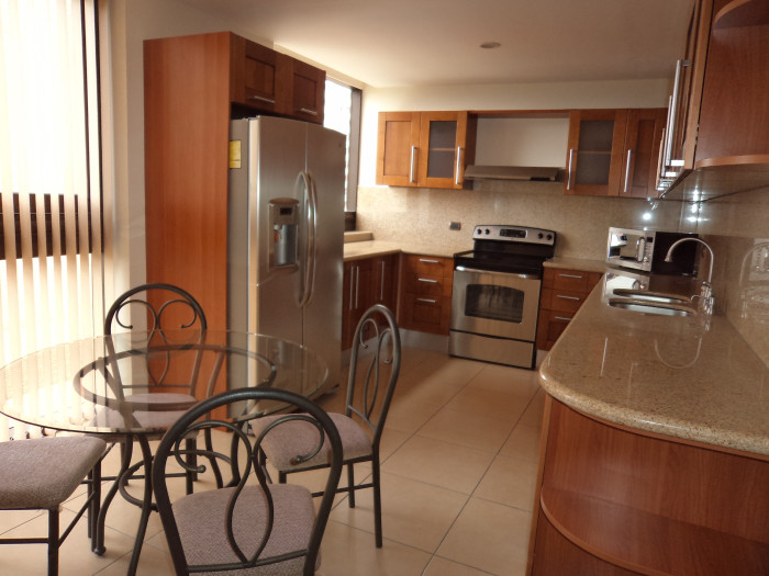 En renta hermoso apartamento amueblado en la Zona 14
