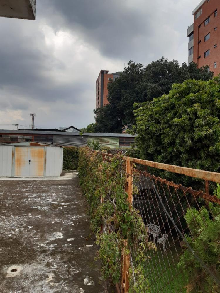 Amplio terreno en venta con construcción para demoler