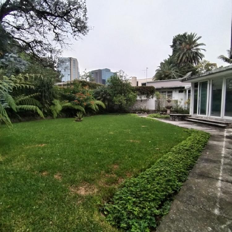 Casa para oficinas en zona 10 sobre la 6ta avenida 