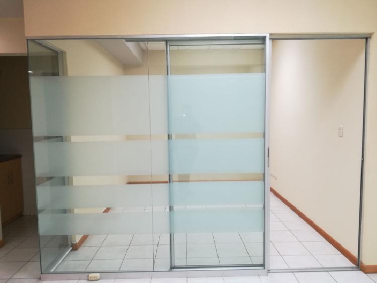 En renta Oficina Tabicada en Zona 10 