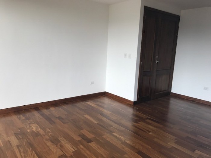 Apartamento en renta en edificio de zona 15