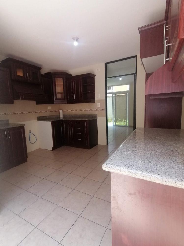Casa en renta Quinta los Encinos zona 7 de Mixco