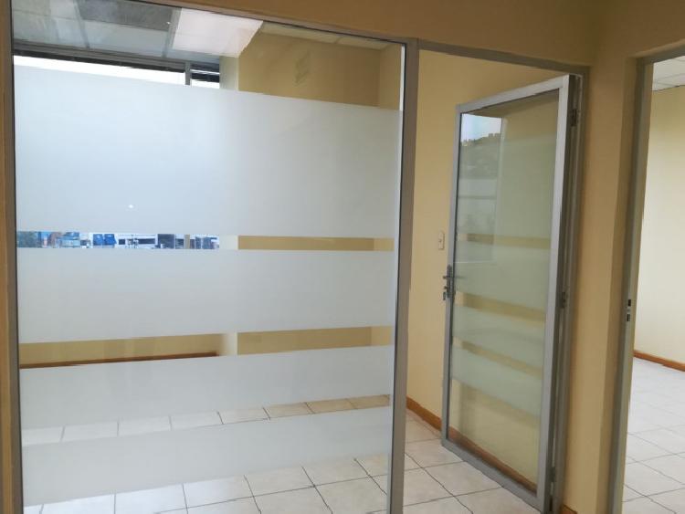 En renta Oficina Tabicada en Zona 10 