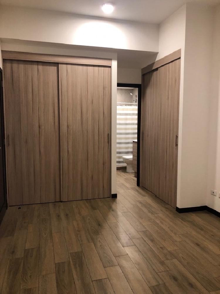 Apartamento en renta en edificio de zona 14