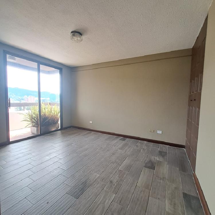 Apartamento en nivel alto en venta zona 15, remodelar