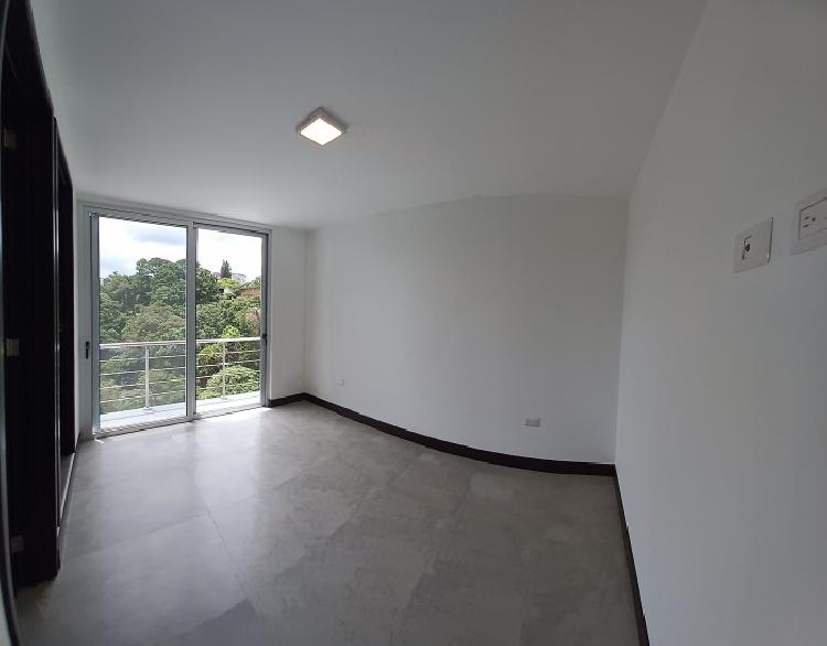 Apartamento de 2 Niveles y 3 Habitaciones en Renta Z.15